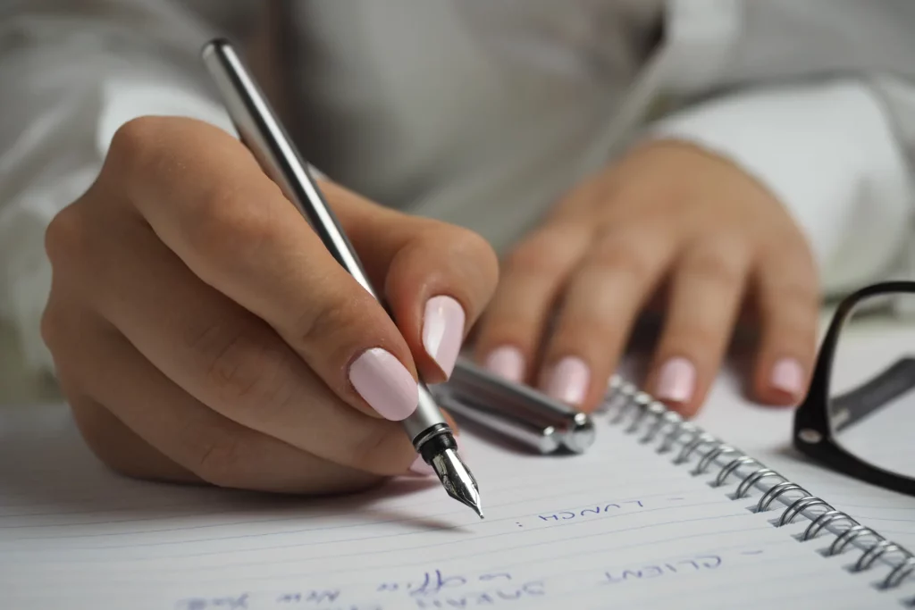 importance d'écrire : stylo plume qui écrit sur cahier