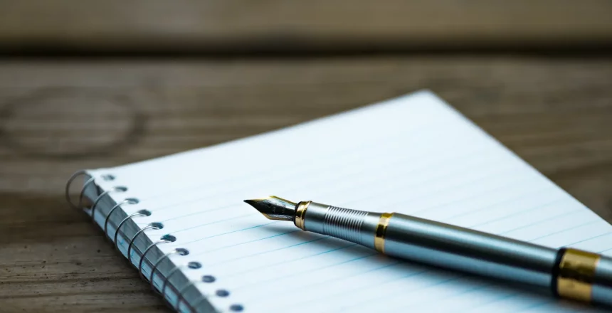 importance d'écrire : cahier vierge avec un stylo plume